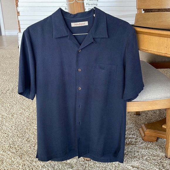 Tommy Bahama short sleeve button up men’s shirts. Size Medium - Picture 1 of 6